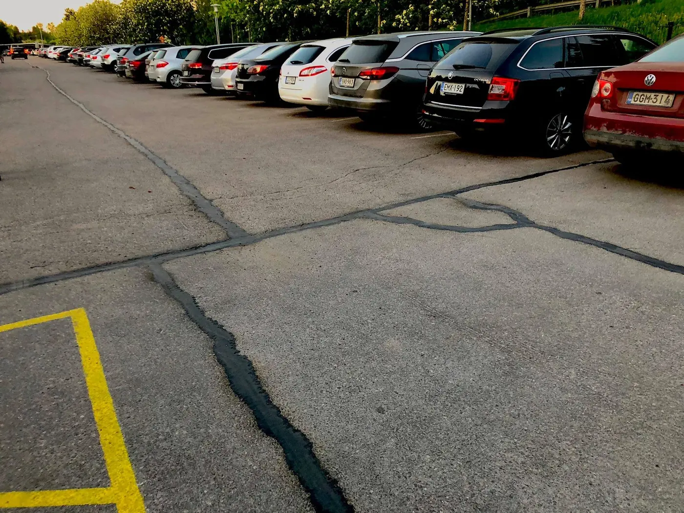 Pysäköintialueen halkeamat ja saumat tiivistetty bitumimassalla